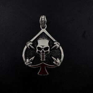 стоманено колие пика с череп и нокти от медицинска стомана върху черен фон