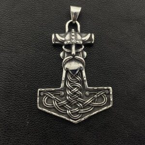 Медальон чукът на тор с викингски воин от медицинска стомана върху черна кожена повърхност