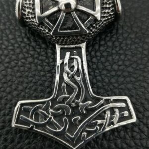 медальон от стомана Чукът на Тор с слънчев кръст върху черен кожен фон
