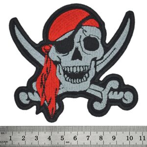 Пиратска нашивка Skull & Sabers с червена кърпа и кръстосани саби