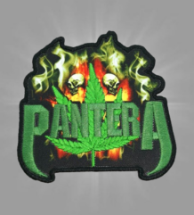 Бродирана метъл нашивка Pantera със зелено лого, листо марихуана и черепи на фон с пламъци