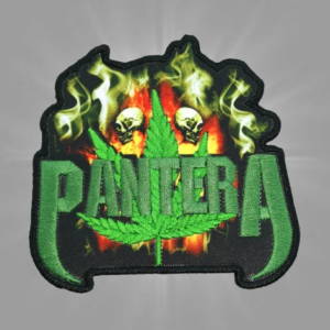 Бродирана метъл нашивка Pantera със зелено лого, листо марихуана и черепи на фон с пламъци