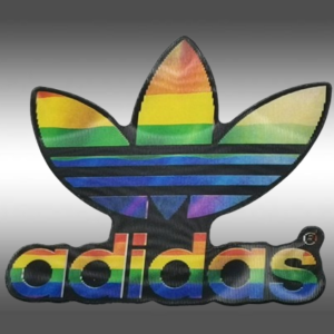 3D стикер на Adidas с променящи цветове