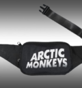 Текстилна черна чанта за кръста Arctic Monkeys със сребристо лого и регулируема дръжка