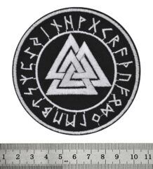 Рок нашивка Valknut Futhark с бяла бродерия на триъгълници и рунически кръг