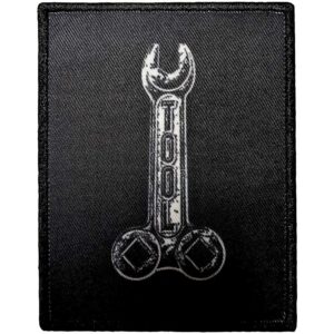 Метъл нашивка Tool 72826 Logo с принт на гаечен ключ върху черен фон
