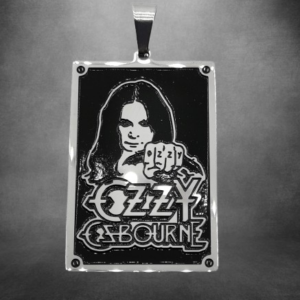 Стоманен плочка медальон с гравиран ozzy osbourne на сив фон