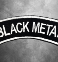 Дъгообразна метъл нашивка Black Metal с бели букви на черен фон
