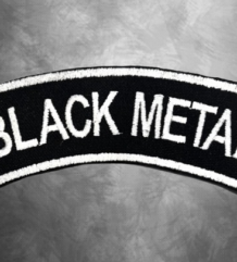 Дъгообразна метъл нашивка Black Metal с бели букви на черен фон
