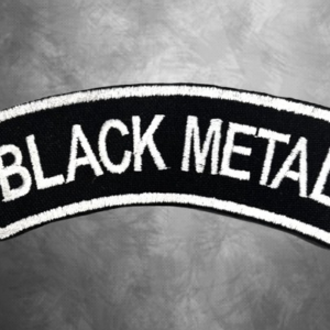 Дъгообразна метъл нашивка Black Metal с бели букви на черен фон