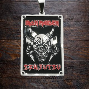 Стоманена плочка висулка Iron Maiden Senjutsu с червени надписи върху дървен background