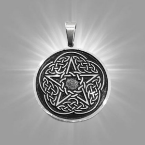 Стоманена висулка пентаграм с келтски оплетки на сиво-черен фон