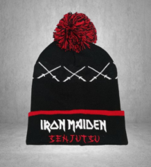 Черна скиорска зимна шапка Iron Maiden Senjutsu с червен помпон и бродирани катани