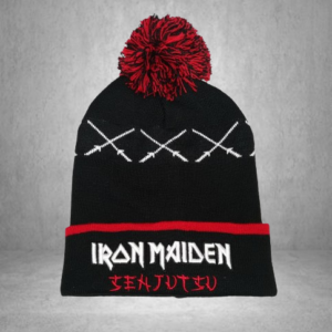 Черна скиорска зимна шапка Iron Maiden Senjutsu с червен помпон и бродирани катани