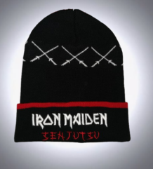 Мъжка зимна шапка Iron Maiden Senjutsu в черно с червен кант и мечове