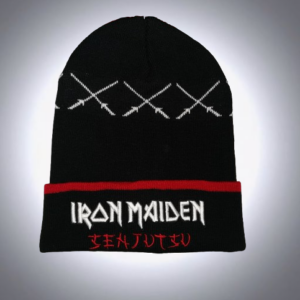 Мъжка зимна шапка Iron Maiden Senjutsu в черно с червен кант и мечове