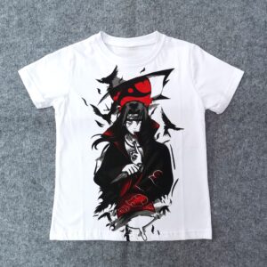 Лице на бяла детска аниме тениска naruto с голям художествен принт на Итачи Учиха и гарвани