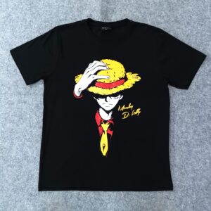 Лице на черна аниме тениска luffy с голям цветен принт на Monkey D. Luffy със сламена шапка