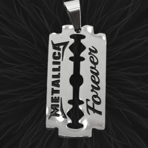 Медальон бръснарско ножче Metallica Forever от медицинска стомана на тъмен фон