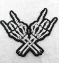 Рок нашивка Crossed Skeleton Hands бяла бродерия на черен фон
