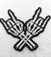 Рок нашивка Crossed Skeleton Hands бяла бродерия на черен фон