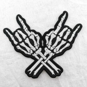 Рок нашивка Crossed Skeleton Hands бяла бродерия на черен фон