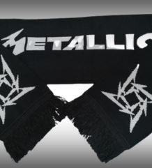 Черен зимен шал на Metallica със сив надпис и лога нинджа звезда
