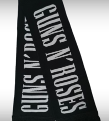 Черен зимен шал Guns N' Roses със сиви надписи и плътни черни ресни