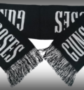 Черен зимен шал Guns N' Roses със сиви надписи и ресни