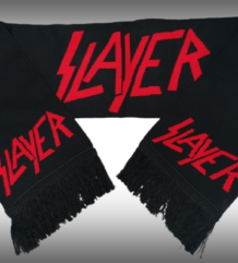 Черен зимен шал Slayer с червен надпис, бели графични лога и черни ресни
