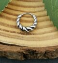 Сребриста обеца тип халка с усукана спираловидна структура от медицинска стомана