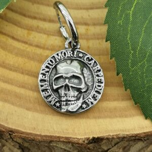 Сребриста медицинска обеца ухо Memento Mori 2 см с череп и надпис Carpe Diem