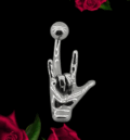 Сребриста обица за пъп от медицинска стомана с релеф на ръка в жест "Rock on" на черен фон с рози