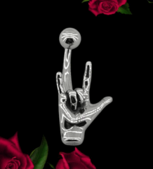Сребриста обица за пъп от медицинска стомана с релеф на ръка в жест "Rock on" на черен фон с рози