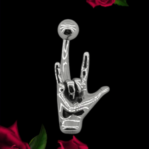 Сребриста обица за пъп от медицинска стомана с релеф на ръка в жест "Rock on" на черен фон с рози