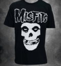 Черна тениска Misfits с голяма бяла щампа на черепа "Fiend Skull" и логото на групата.