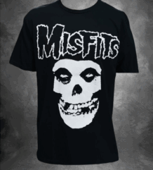 Черна тениска Misfits с голяма бяла щампа на черепа "Fiend Skull" и логото на групата.