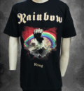 Черна тениска Rainbow с обложката на албума "Rising" - издигащ се юмрук с дъга на фона на небе.
