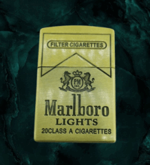 Ретро газова запалка с дизайн на кутия Marlboro Lights.