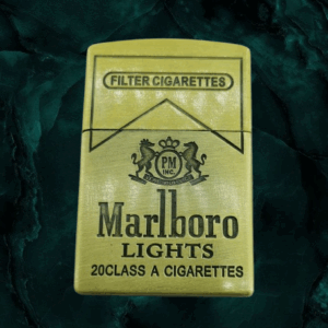 Ретро газова запалка с дизайн на кутия Marlboro Lights.