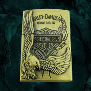 Мъжкарска газова запалка Harley-Davidson с релефен орел и мотоциклети.