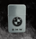 Сребриста метална запалка с гравирано лого на BMW