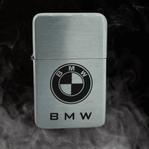 Сребриста метална запалка с гравирано лого на BMW