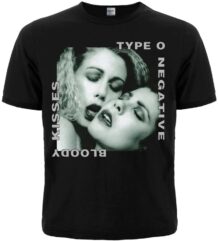 Предна част на черна метъл тениска Type O Negative с обложката на албума Bloody Kisses