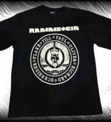 Предна част на черна oversize метъл тениска Rammstein с бял герб и имена на членовете
