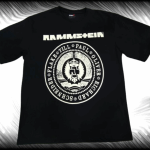 Предна част на черна oversize метъл тениска Rammstein с бял герб и имена на членовете