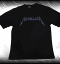 Предна част на черна oversize метъл тениска Metallica с тъмносиво графично лого