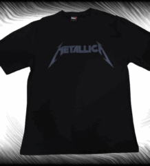 Предна част на черна oversize метъл тениска Metallica с тъмносиво графично лого