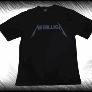 Предна част на черна oversize метъл тениска Metallica с тъмносиво графично лого