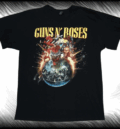ерна тениска с щампа на черепи и емблемата на Guns N' Roses.